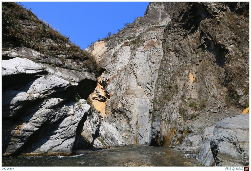 S1100427嶔崎巉峻的絕壁【加年端溫泉】.jpg