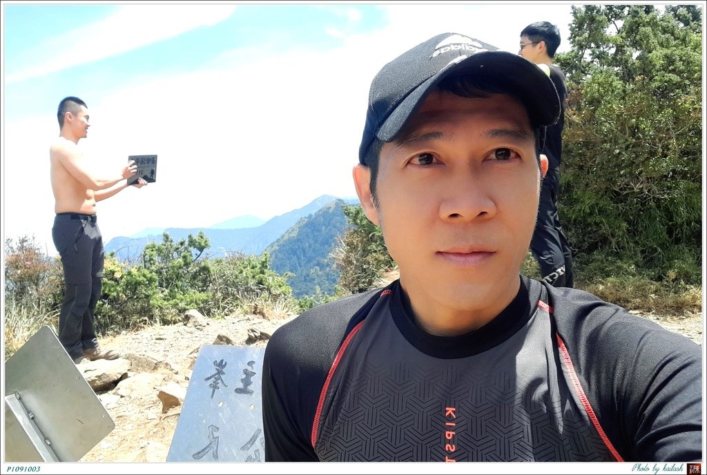 P1091003最先攻頂的喜悅【庫哈諾辛山】.jpg