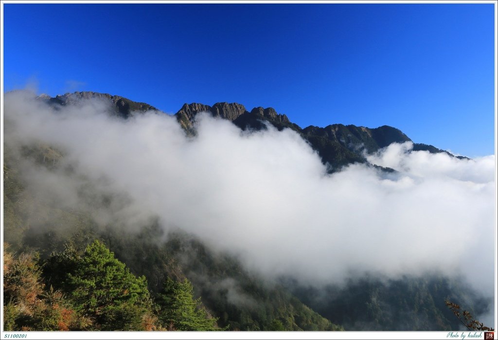 S1100201煙嵐裊繞的絕壁【排雲山莊】.jpg
