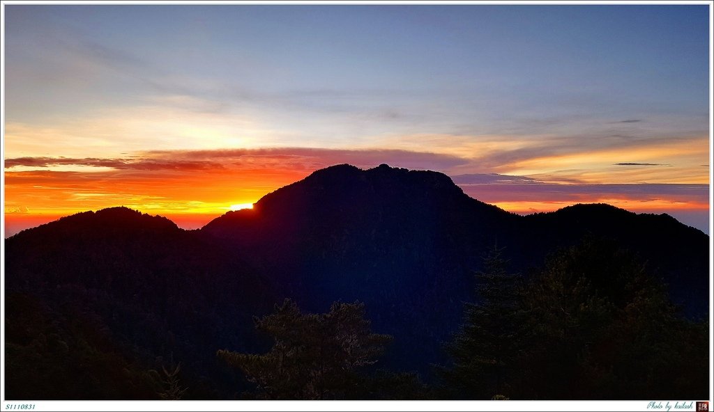 S1110831奼紫嫣紅的朝霞【新康山】.jpg