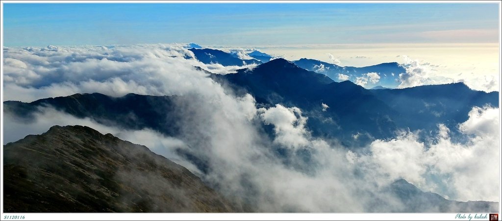 S1120116煙嵐中的小關山【關山】.jpg