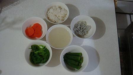 家扶保母準備幼兒副食品材料.JPG