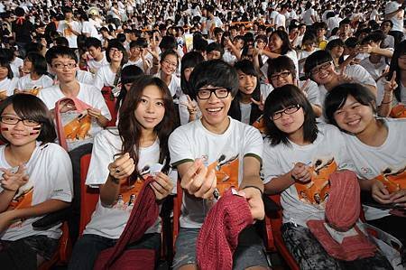 代言人盧廣仲、陳綺貞與營友縫製防寒組-台灣世界展望會提供1000730.JPG