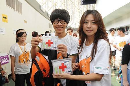 代言人盧廣仲、陳綺貞為台灣弱勢家庭預備家庭防災包-台灣世界展望會提供1000730.JPG