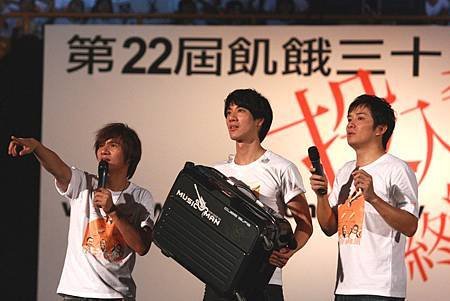 王力宏援助東非飢民，捐出他珍愛的「MUSIC-MAN」行李箱拍賣-台灣世界展望會提供.JPG