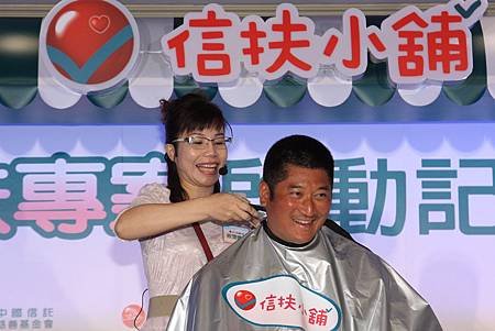 筱蓮媽媽為辜仲諒董事長剪髮1.JPG
