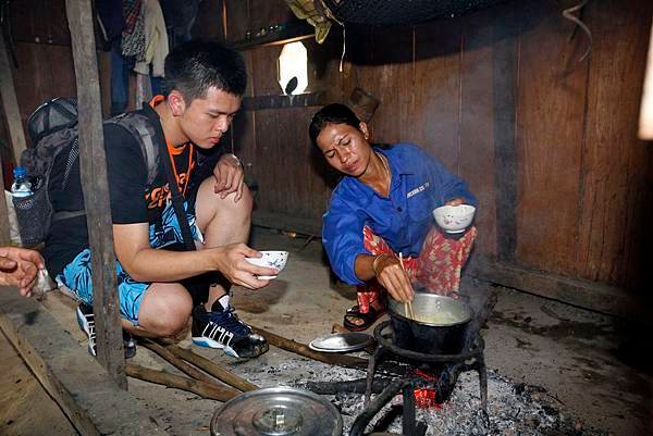 越南梯次學員李國熙，與當地婦女學習如何為兒童準備營養美味的餐點。(台灣世界展望會提供)