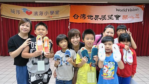 孩子與志工共享一起創作的喜樂〈台灣世界展望會提供〉
