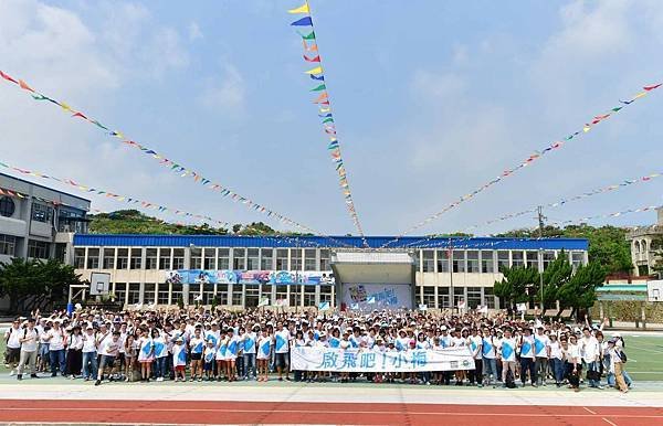 【新聞照片 1】2018 電通安吉斯集團「啟飛吧！小梅」志工日活動全體大合照 (1).jpg