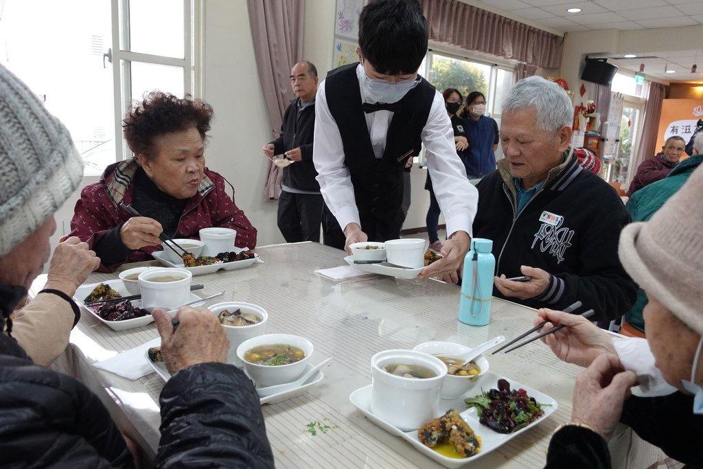 不同於一般打碎、打泥的軟食餐，頤養食依食材特性，以不同方式料理，符合長輩用餐需求。.jpeg