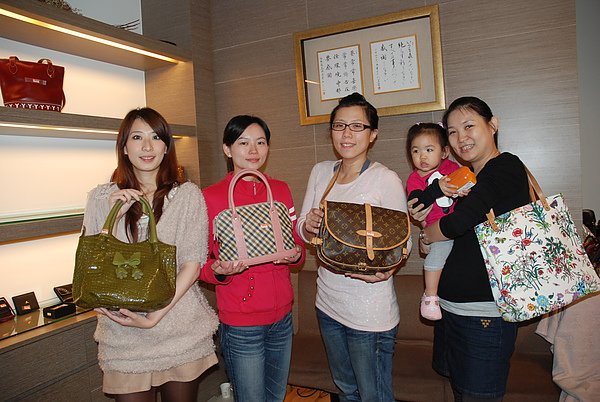 2民眾開心挖到寶了！買精品又能付出愛心！.JPG