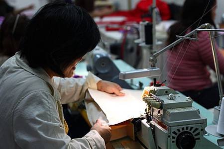 家扶愛心小舖的單親媽媽們一起包裝手提袋完工成品,以便準時交貨.jpg