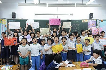 「不要放棄」、「加油」、「我們和你在一起」！這些重慶國小四年級學童的愛與友誼，將透過台灣世界展望會送達日本學童的手中溫暖他們的心（台灣世界展望會提供）.JPG