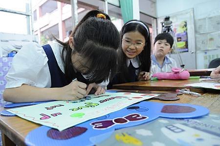 堅持為「Never give up」塗上繽紛色彩，學童們希望日本災區小朋友可以更有勇氣走過困境（台灣世界展望會提供）.JPG