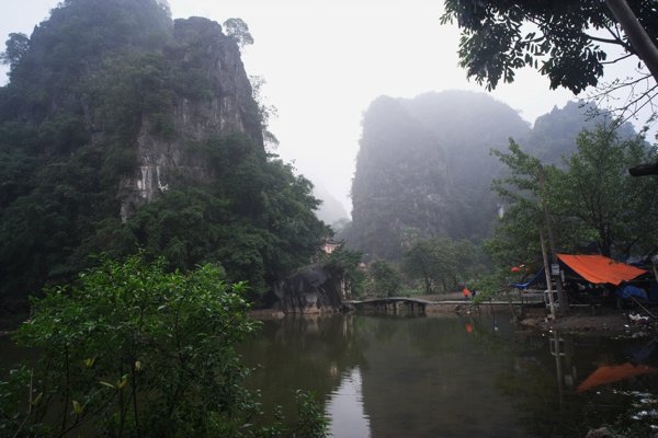 碧峒寺前的小湖