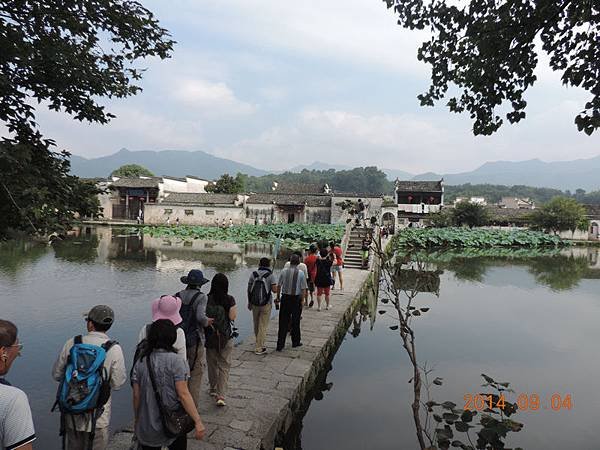 5牛肚南湖通往徽式建築的古村