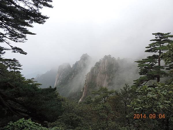 4霧飄走露出山