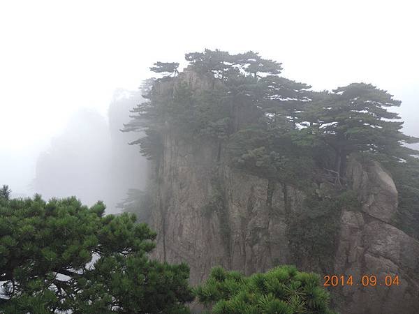 13雲霧中的山