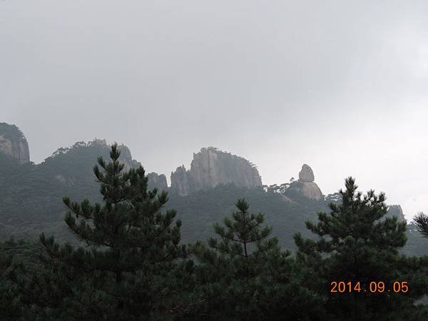 31遠望黃山飛來石