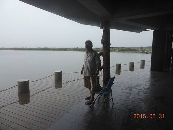 8回到生活館像落湯雞