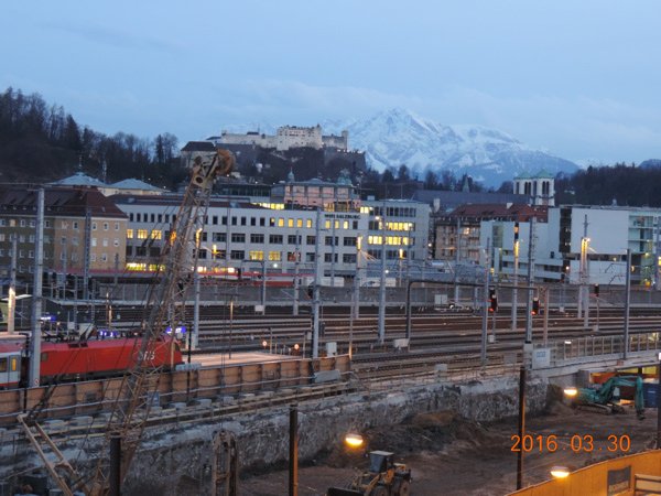 11旅店窗外的車站薩爾斯堡和雪山.jpg