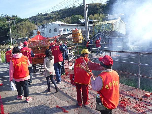 9涼扇神轎和香客.jpg