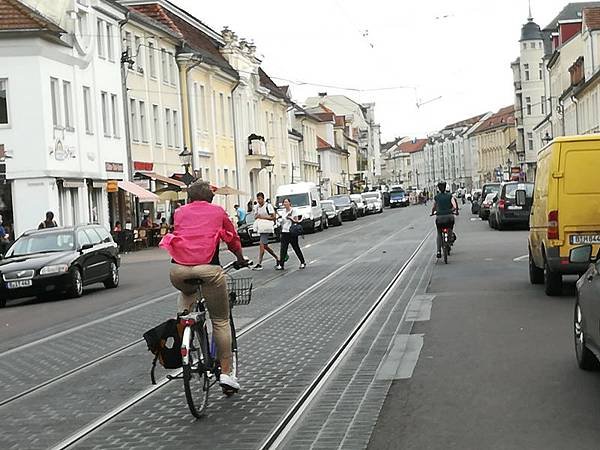 20瑙內門nauener tor的街景和電車軌道.jpg