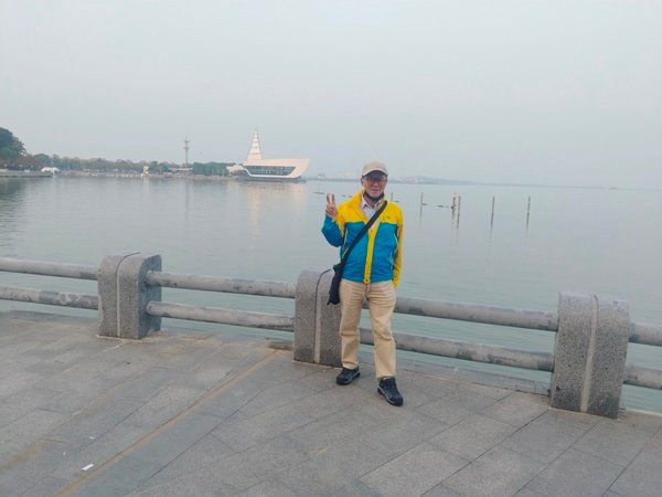 4.好友周主任和柳葉湖合影.jpg