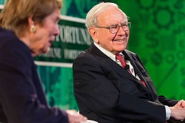 Warren Buffett_flickr_fortunelivemedia_10311278724_僅編輯使用＿Fortune Live Media.jpg