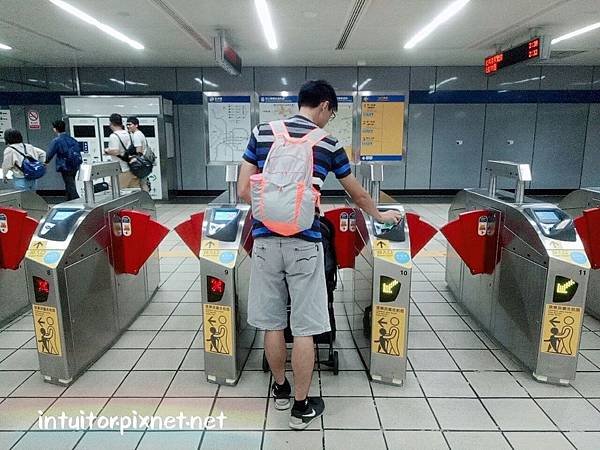 zachary推車通過捷運閘門.jpg