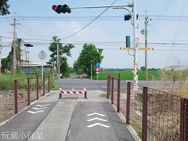 糖鐵自行車道天鵝湖後壁3.JPG