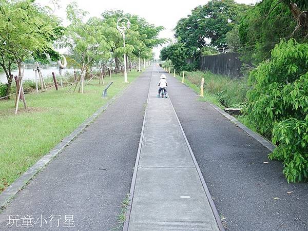 糖鐵自行車道天鵝湖後壁1.JPG