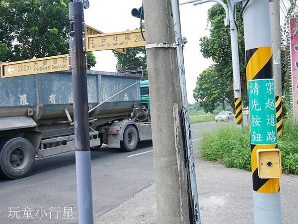 糖鐵自行車道天鵝湖後壁4.JPG