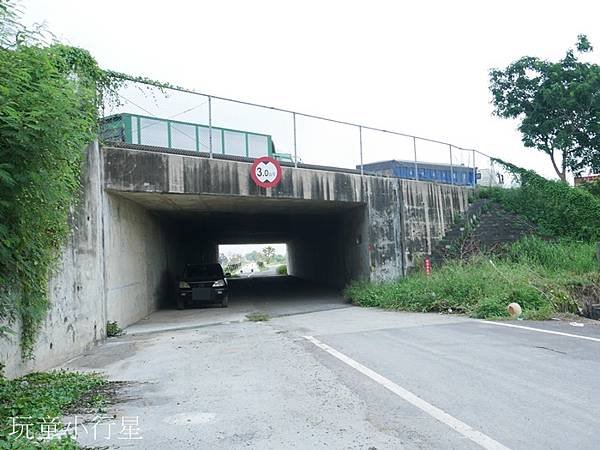 糖鐵自行車道天鵝湖後壁10.JPG