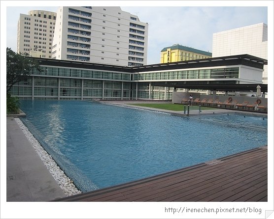 2010曼谷041-Pullman King Power超大泳池.jpg