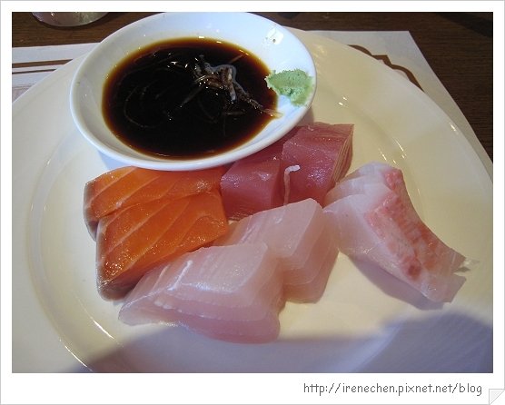 圓山飯店松鶴廳自助餐21-綜合生魚片.jpg