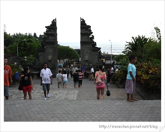 Bali189-海神廟接近中.jpg