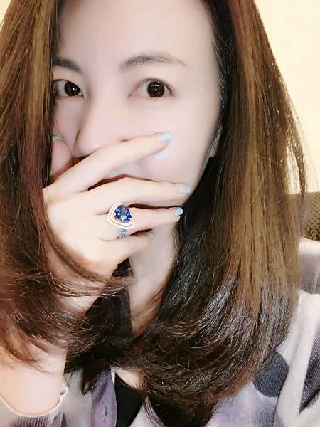 圖7 我配戴自己設計的丹泉石鑽戒