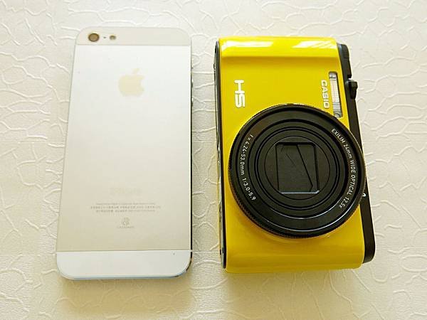 圖6 把iPhone5和Casio ZR1200放在一起，可比較出體積大小。