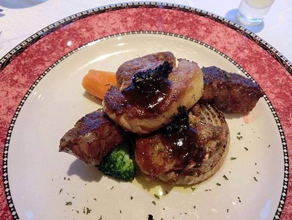 圖6 Toros內湖店的鮮切牛排配鵝肝