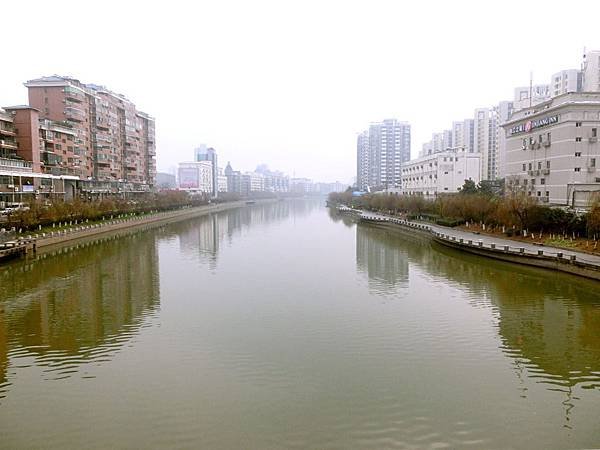 圖4 南京秦淮河岸