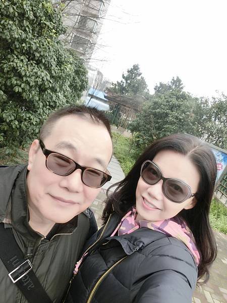 圖27 我和咪呢離開老家前，依依不捨拍下這一張。