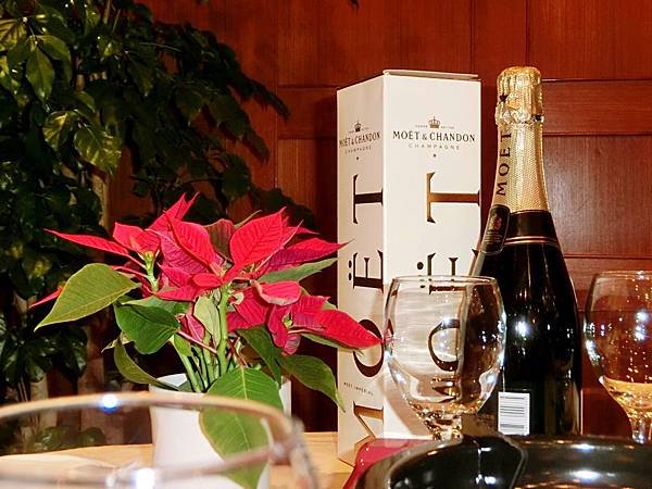 圖2 我和咪呢帶著Moët Chandon去湄河餐廳赴宴