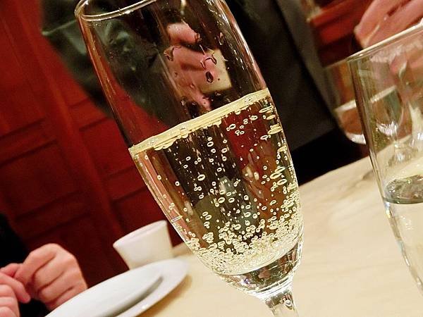 圖33 咪芬夫婦＆林氏夫婦共同享用Moët Chandon