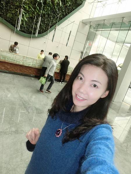 圖3 我和我的紫晶蓮花墜（1月18日在香港Hotel ICON）
