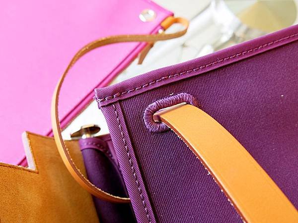 圖11 我的雙色Herbag Zip，外深紫內粉紅。