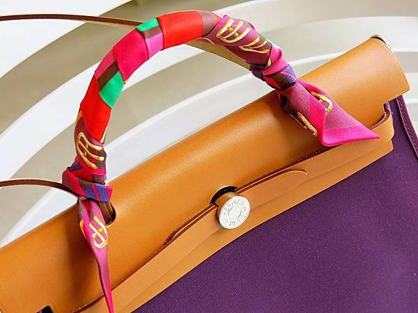 圖30 挑中一條絕美Twilly，搭配我的雙色Herbag Zip。