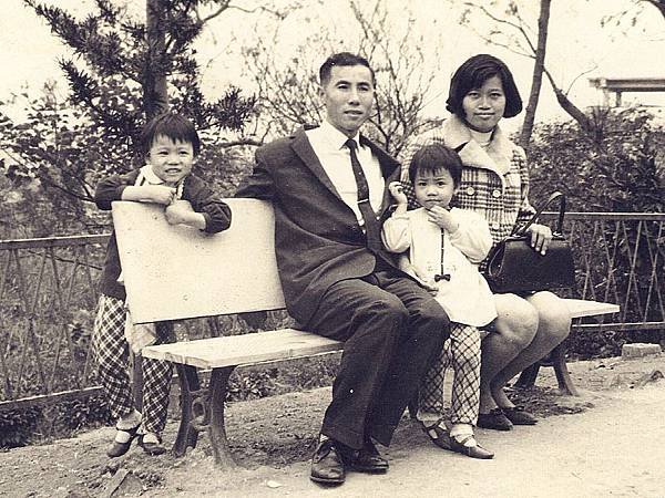 圖1：爸爸在民航局擔任公職，斜靠在爸爸身上的是三歲時的我。.JPG