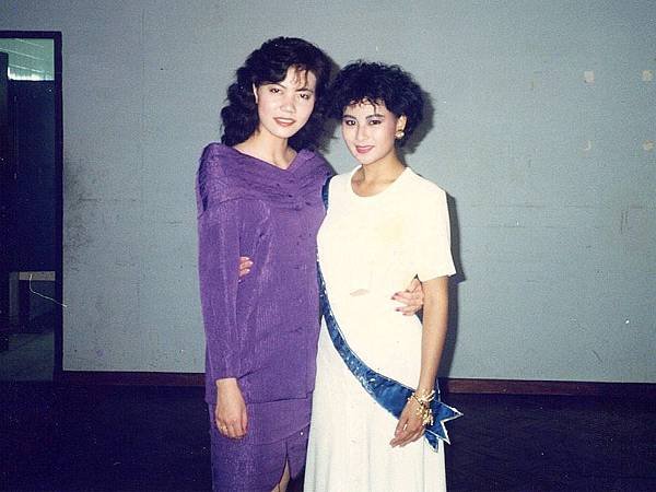 圖1 1988年中國小姐周慧芬（圖左）與1987年香港小姐李美鳳 - 複製.JPG