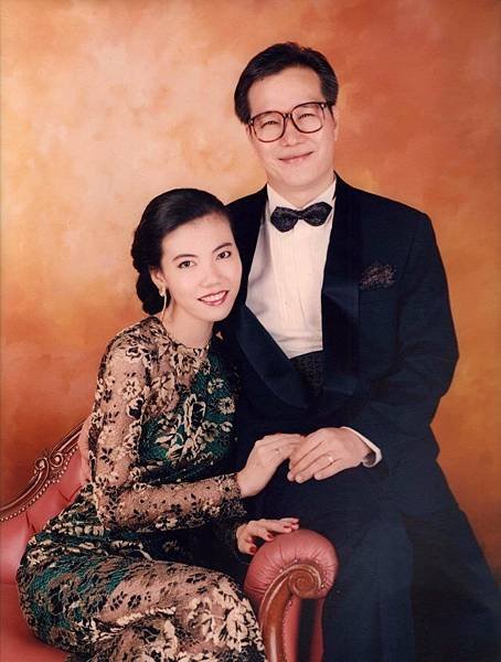 圖1 我與咪呢的結婚照，我穿著自己設計的小禮服。（1993年）.JPG